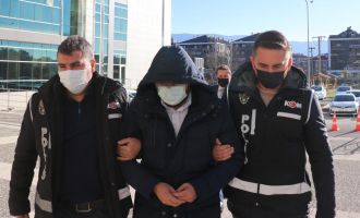 Hastadan bıçak parası isteyen doktor ve sağlık memuru suçüstü yakalandı