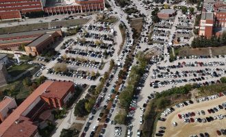 Hastane çevresinde yol kenarına gelişigüzel park eden araçlar ulaşımı aksatıyor