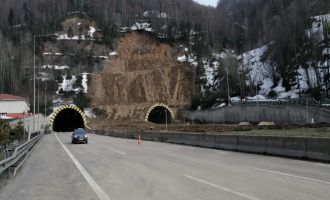 Heyelan sebebiyle kapanan Bolu Dağı Tüneli 44 saat sonra yeniden açıldı