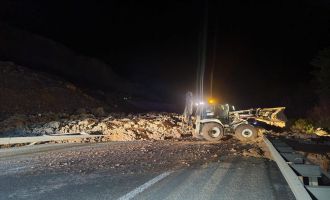 Heyelan sebebiyle kapanan Bolu-Mengen yolu tek şeritten açıldı