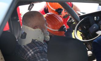 Hurdaya dönen araçta sıkışan sürücüyü itfaiye kurtardı