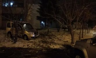 İki caddenin kesiştiği yolda kaza: Hafif ticari araç apartmanın bahçesine savruldu