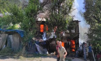 İki katlı ahşap ev alev alev yandı......