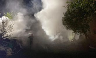 İki katlı ev yangında hasar gördü...