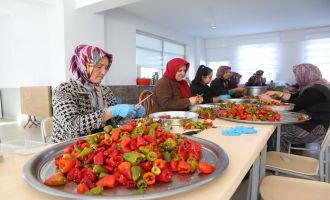 İki Mahalle Sosyal Tesisinde onlarca kadın iş başı yaptı