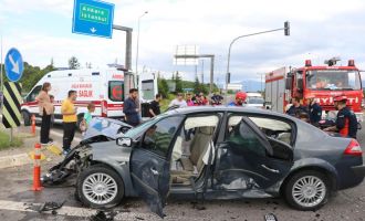 İki otomobil çarpıştı: 9 yaralı.....