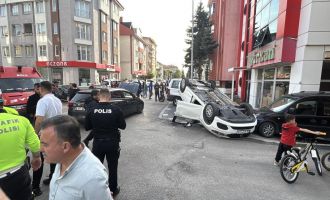 İki otomobil çarpıştı, araçlardan biri takla attı: 1 yaralı…