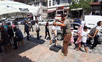 İlçenin neşe kaynağı: Bir elinde teyp, diğer elinde kaşık