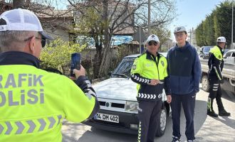 İlk kez denetime girdi, hatıra için polisle fotoğraf çektirdi.....