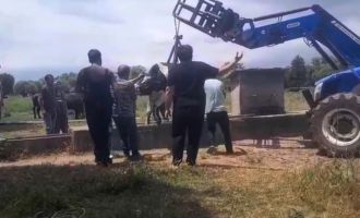 İnek oluğa sıkıştı, köylüler seferber oldu.....