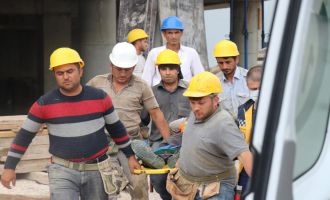 İnşaat işçisi 5 metre yükseklikten düşerek yaralandı