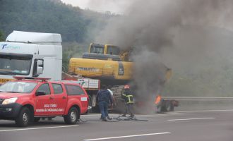 İş makinesi yüklü tır’ın lastikleri alev aldı