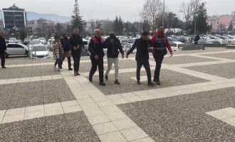 İş yerinin kasasından 500 bin lira çalan hırsızlar yakayı ele verdi