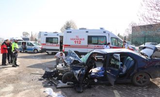 İşçi servisiyle otomobil çarpıştı: 12 yaralı