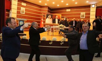 İşçiler yapılan zammı, başkan Özcan ile göbek atarak kutladı