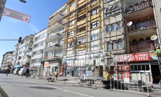 İZZET BAYSAL CADDESİ’NDEKİ GÖRÜNTÜ KİRLİLİĞİ SON BULUYOR