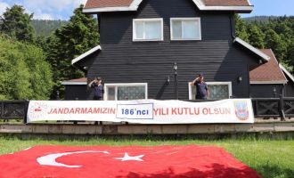Jandarma 186. yılını böyle kutladı: Gölün içinde Türk bayrağı açtılar