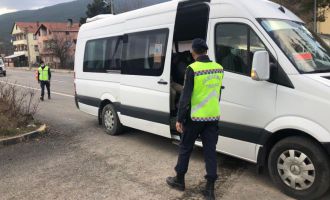 Jandarma ekipleri, sürücüleri denetlemek için minibüste yolcu gibi davrandı