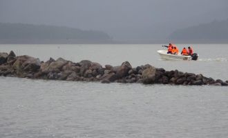 Kaçak avcılar tarafından göle serilen ağlar toplandı