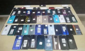 Kaçak cep telefonu satan işyerlerine operasyon: 3 gözaltı