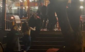 Kafede ortalık karıştı: Kadınlar saç saça kavga etti