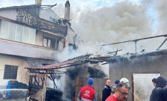 Kalorifer kazanında çıkan yangın eve, ahıra ve samanlığa sıçradı