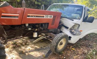 Kamyonet ile traktör çarpıştı: 2 yaralı...