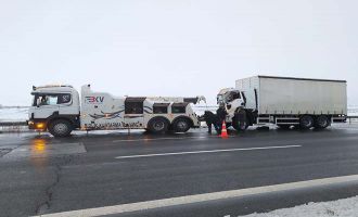 Kamyonun sürücüsü olay yerinde hayatını kaybetti