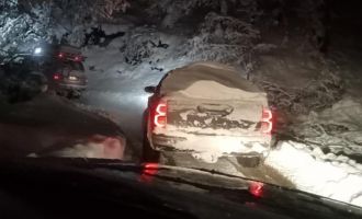 Kar kalınlığının 1,5 metre olduğu yaylada 12 kişi mahsur kaldı