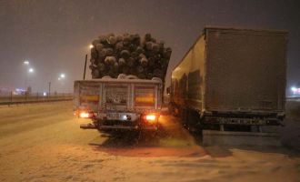 Kar nedeniyle ilerleyemeyen ağır araçlar yol kenarlarında bekliyor