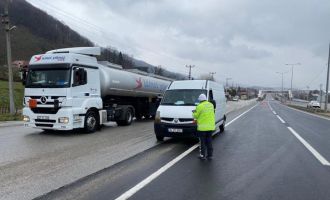 Kar yağışı uyarısı trafik polislerini harekete geçirdi