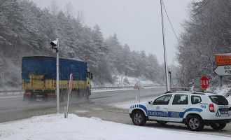 Kar yağışı ve sis Bolu Dağı kesiminde etkili oluyor