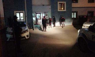 Karakolda maske takmamak için dakikalarca polise direnen kadın ekiplere zor anlar yaşattı