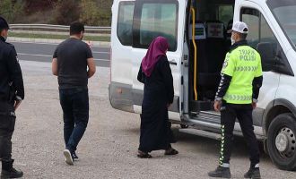 Karantina sürelerinin bitmesine 3 saat kala polis uygulamasında yakalandılar