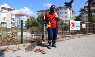 Kargayı eliyle besleyen temizlik işçisi altınla ödüllendirildi