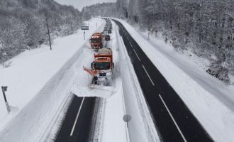 Karla kaplı Bolu Dağı’nda ‘Kar kaplanları’ böyle yolu açtı