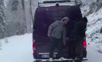 Karla kaplı Yedigöller yolunda çocukların tehlikeli yolculuğu