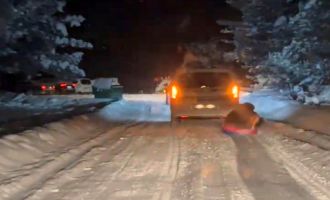 Karlı yolda tehlikeli anlar kamerada........