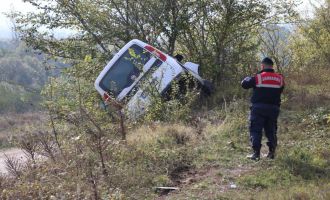 Karşı şeride geçen otomobil şarampole uçtu: 2 yaralı