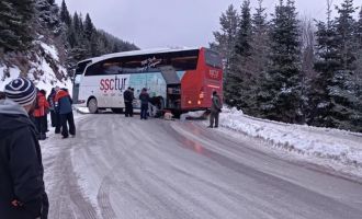 Kartalkaya yolunda kontrolden çıkan yolcu otobüsü yolu kapattı