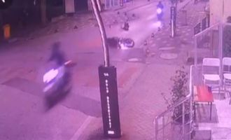 Kasksız sürücü motosikletten düştü, kafasını kaldırıma çarptı