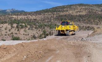 Kaya düşmeleri ve heyelan sonrası yeni yol yapılıyor