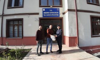 Kaybettiği çantasını karlar eriyince bulundu....