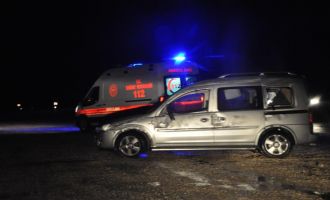 Kayganlaşan yolda kontrolden çıkan hafif ticari araç devrildi: 2 yaralı
