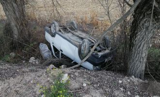 Kayganlaşan yolda takla atan otomobilden yara almadan kurtuldu