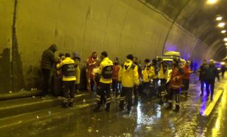 Kaza sonrası hipotermi geçiren yaşlı kadın ambulansın içinde ısıtılmaya çalışıldı