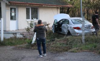 Kaza yapan araçlardan biri devrildi, diğeri nöbet kulübesi bahçesine uçtu: 2 yaralı