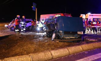 Kaza yapan otomobilde sıkışanları kurtarmak için seferber olundu