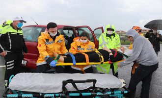 Kaza yapan sürücüye yardım etmek için duran aile ölümden döndü