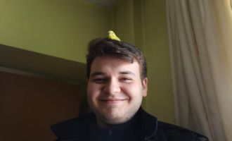 Kazadan kurtulan muhabbet kuşu, itfaiye müdürlüğünün maskotu oldu